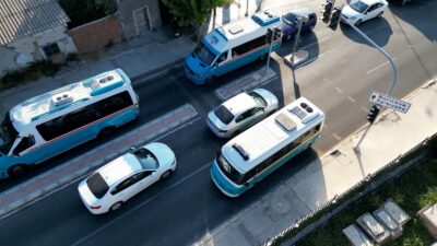 İzmir Büyükşehir Belediyesi Zabıtası, yoğun saatlerde trafik ihlallerini dronla tespit
