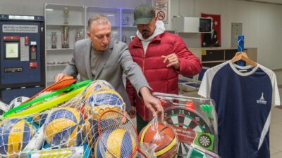 İzmir Büyükşehir Belediyesi, 2025’te 1550 okula spor malzemesi desteği sağladı.