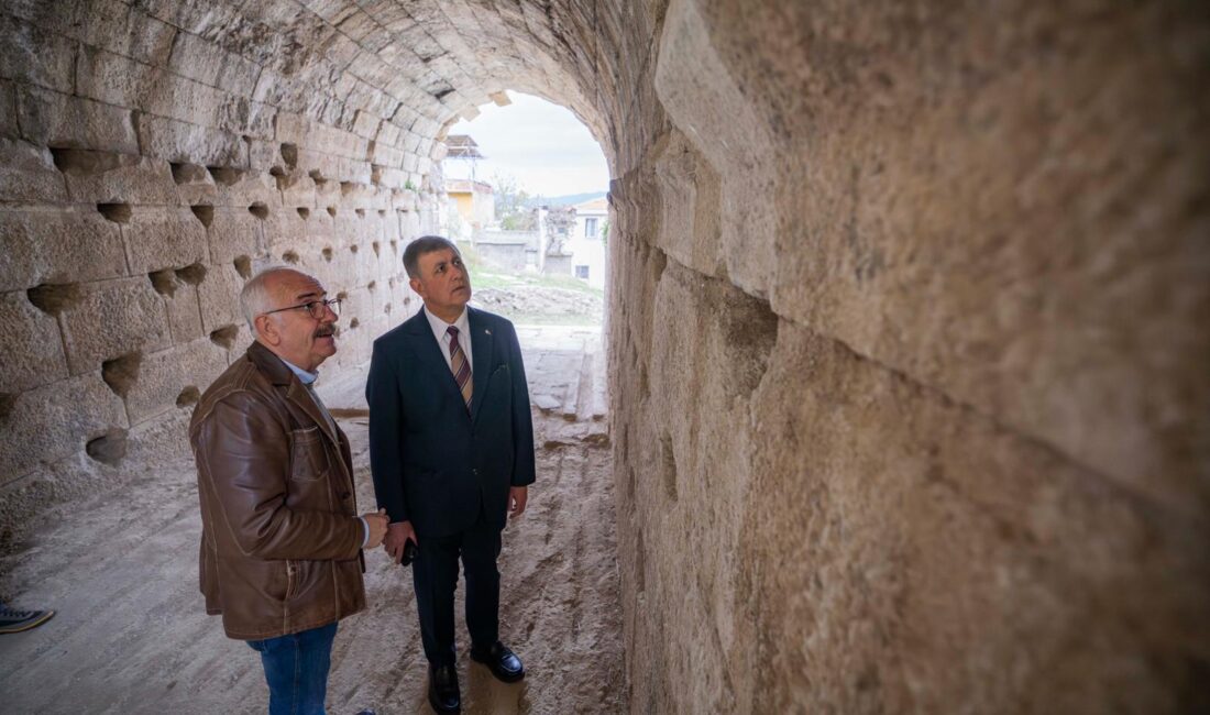 Başkan Cemil Tugay’ın sahada destek verdiği çalışmalar, antik kentin tarih