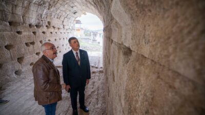 Başkan Cemil Tugay’ın sahada destek verdiği çalışmalar, antik kentin tarih