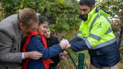 Altı hafta süren “Patili Dostumuz” projesi, çocukların korkularını sevgiyle aşmasını