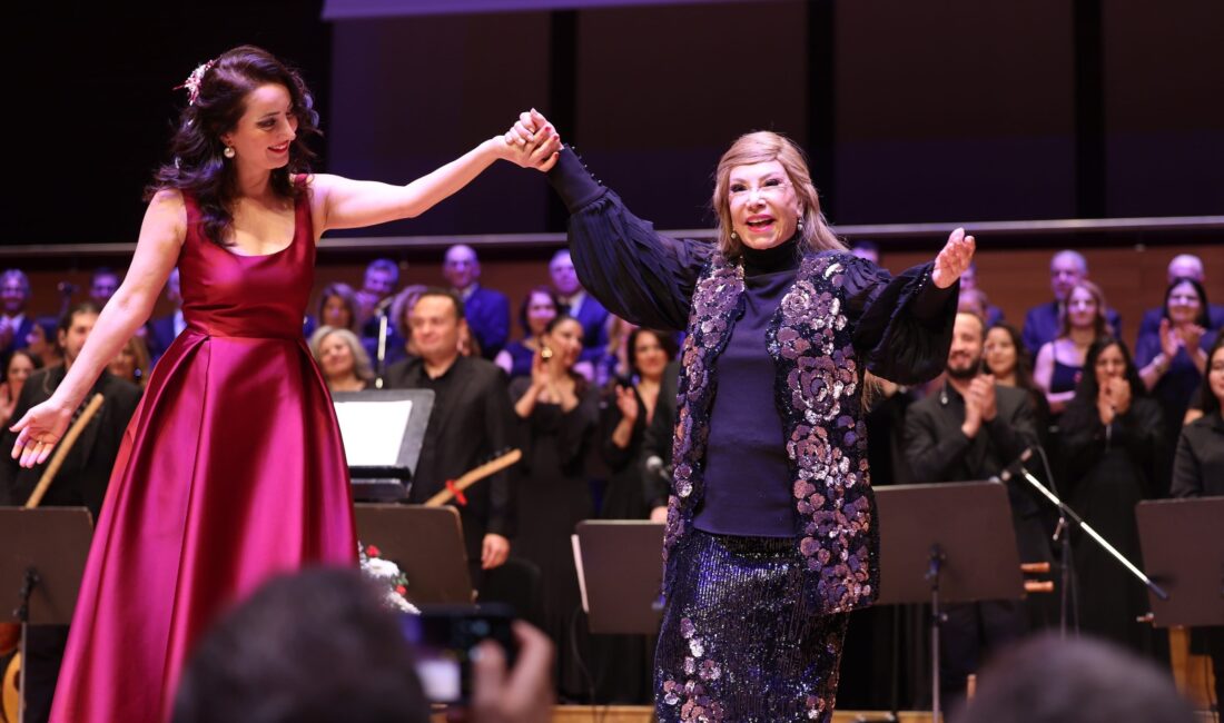 İzmir Büyükşehir Belediyesi korosunun konserinde kimsenin beklemediği bir isim mikrofonu