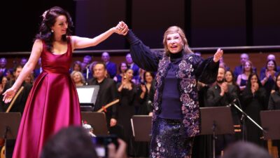 İzmir Büyükşehir Belediyesi korosunun konserinde kimsenin beklemediği bir isim mikrofonu