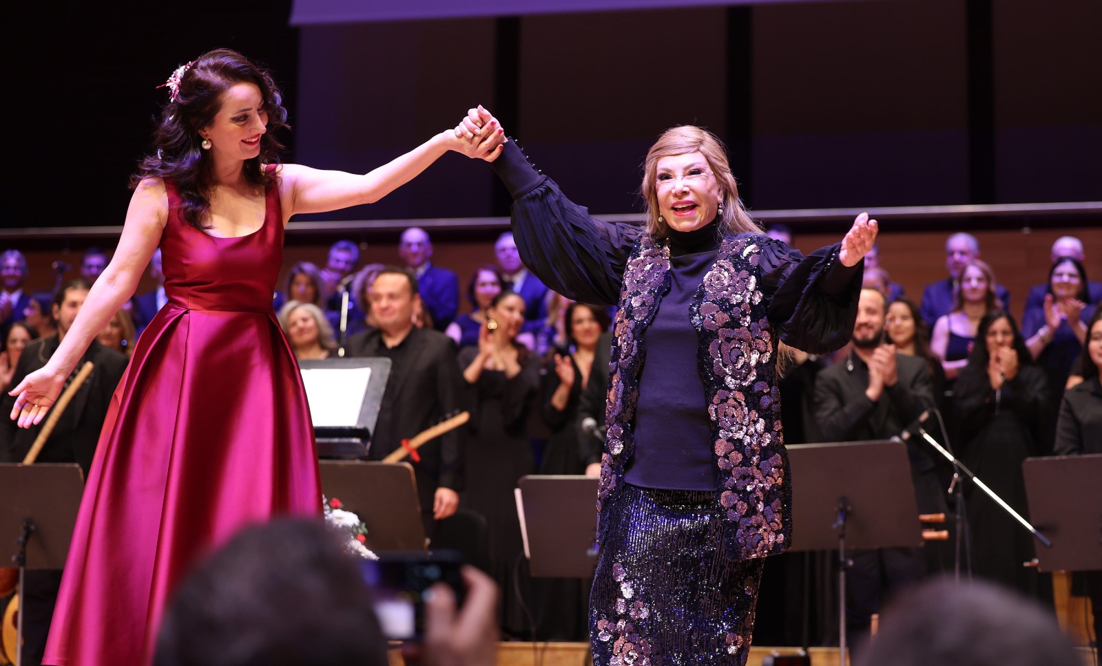 İzmir Büyükşehir Belediyesi korosunun konserinde kimsenin beklemediği bir isim mikrofonu