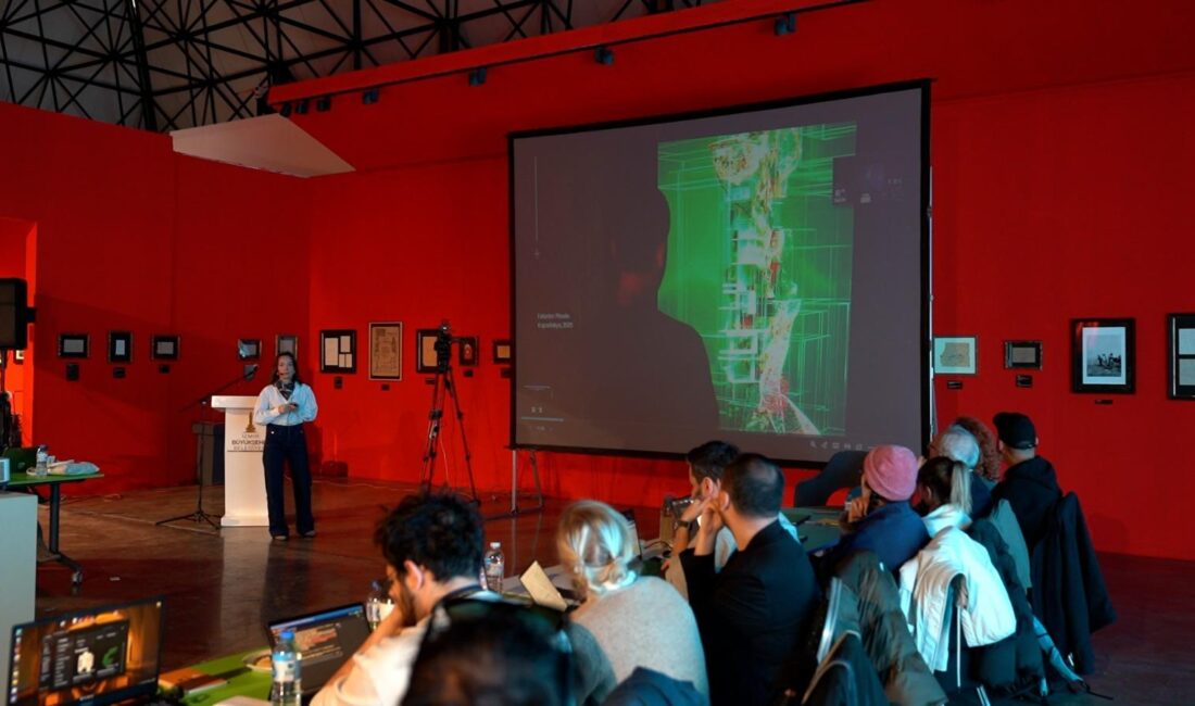 İzmir Büyükşehir Belediyesi tarafından, Refik Anadol’un “Şifanın Algısı” ve “Makine