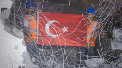 İzmir Büyükşehir Belediyesi, 2025 yılında zorlu ekonomik koşullara rağmen kentin