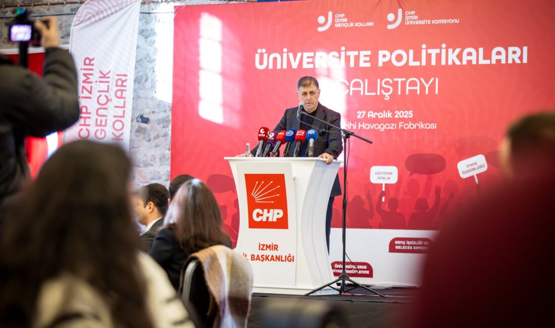 İzmir'de düzenlenen "Üniversite Politikaları Çalıştayı"nda gençlerle buluşan İzmir Büyükşehir Belediye