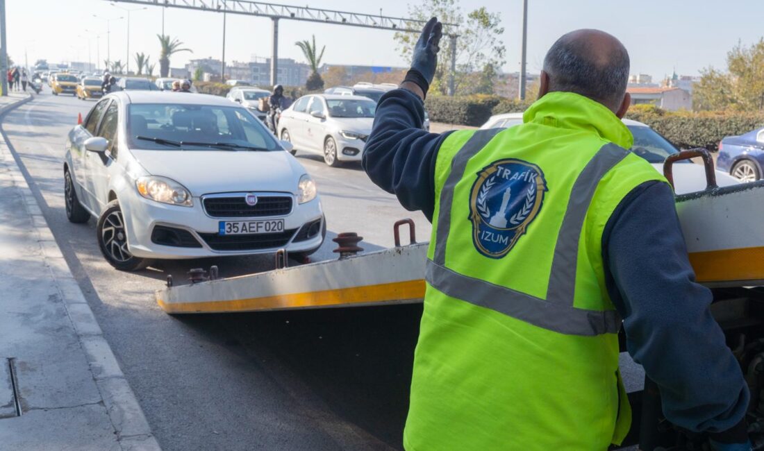İzmir Büyükşehir Belediyesi, iki çekici aracıyla günün yoğun saatlerinde arızalı