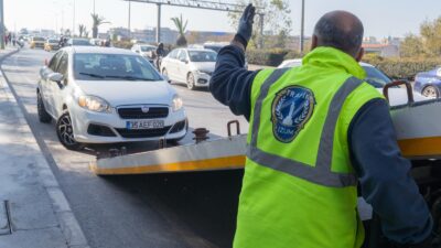İzmir Büyükşehir Belediyesi, iki çekici aracıyla günün yoğun saatlerinde arızalı