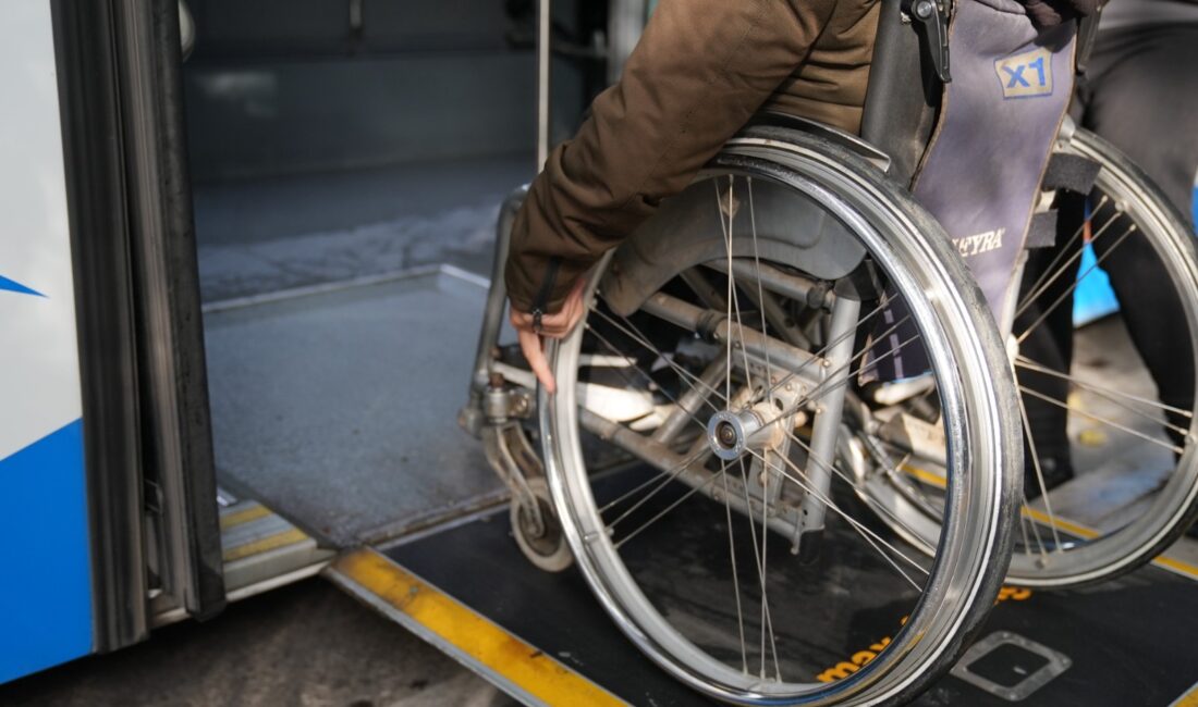 ESHOT’un “Duraktayım” uygulaması, tekerlekli sandalye kullanıcılarının beklediğini şoföre önceden bildirecek.