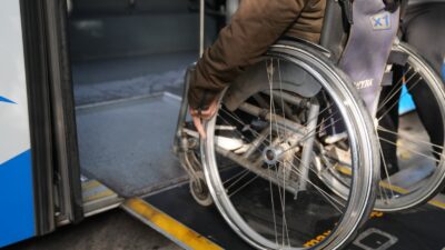 ESHOT’un “Duraktayım” uygulaması, tekerlekli sandalye kullanıcılarının beklediğini şoföre önceden bildirecek.