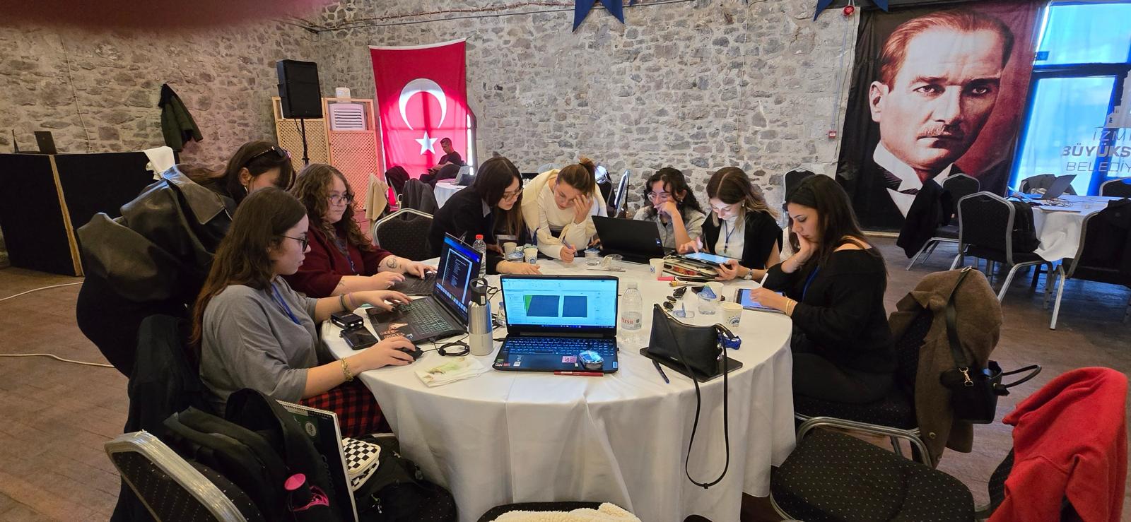 Üniversiteli tasarımcılar, doğa temelli çözümlerle İzmir Alsancak’ı iklim-nötr bir kentsel