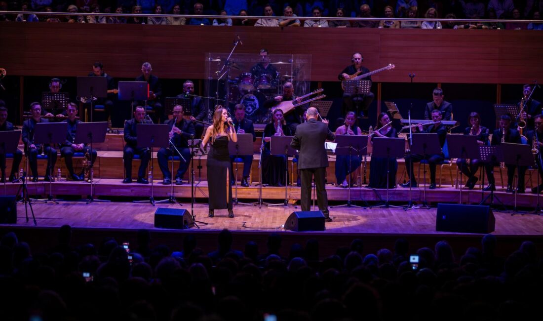 Yoğun ilgi nedeniyle dışarıda kalan sanatseverlere seslenen Tugay, hem konserin