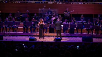 Yoğun ilgi nedeniyle dışarıda kalan sanatseverlere seslenen Tugay, hem konserin