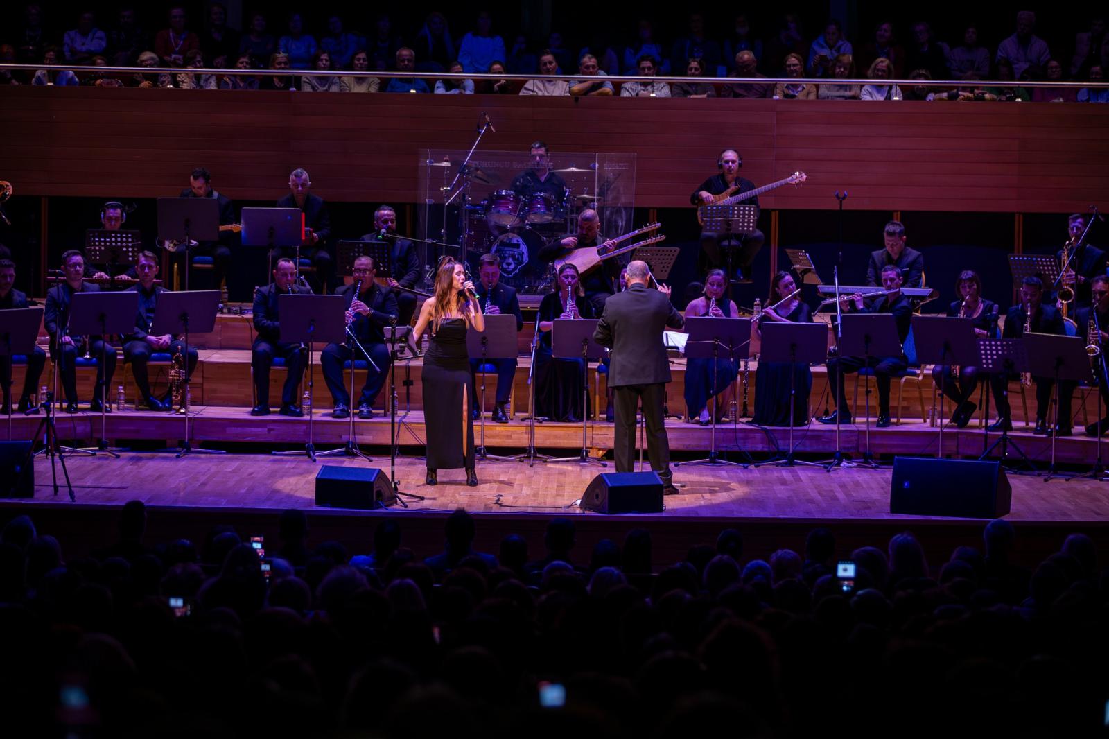 Yoğun ilgi nedeniyle dışarıda kalan sanatseverlere seslenen Tugay, hem konserin