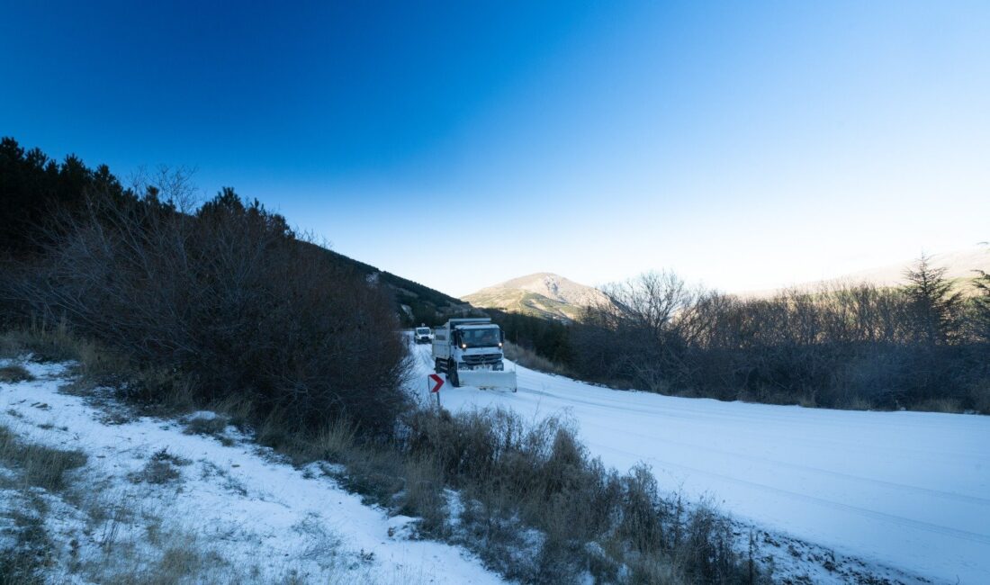 İzmir’in yüksek kesimleri, hava sıcaklıklarının düşmesi ve kar yağışının etkisiyle