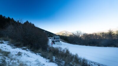 İzmir’in yüksek kesimleri, hava sıcaklıklarının düşmesi ve kar yağışının etkisiyle