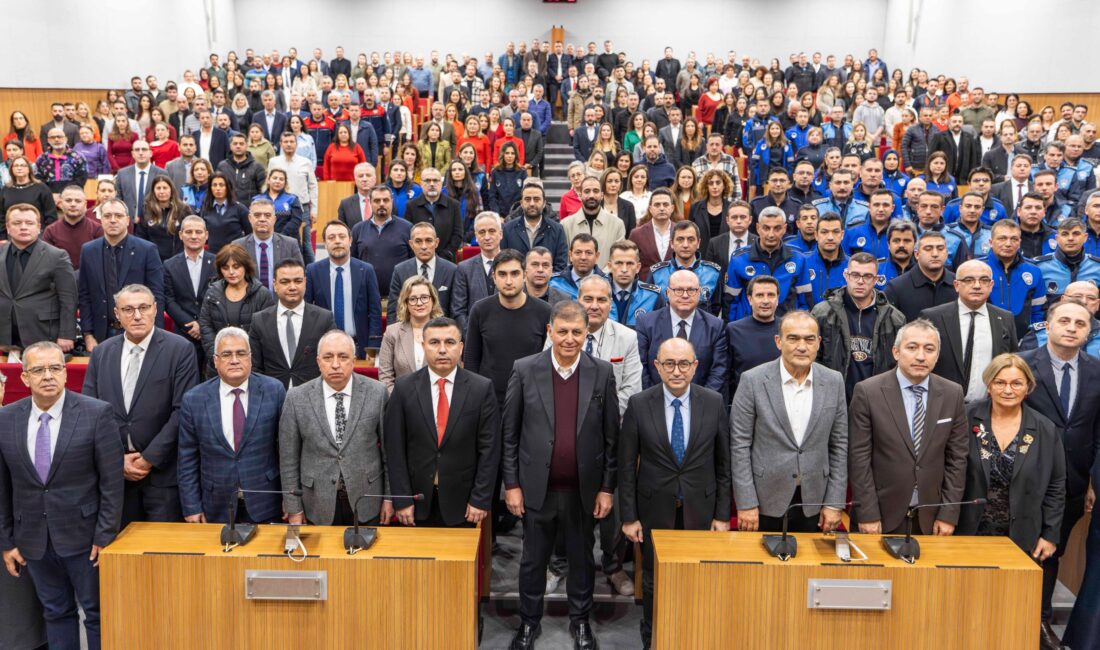 İzmir Büyükşehir Belediyesi’nin personelinin yeni yılını kutlamak için düzenlenen etkinlikte