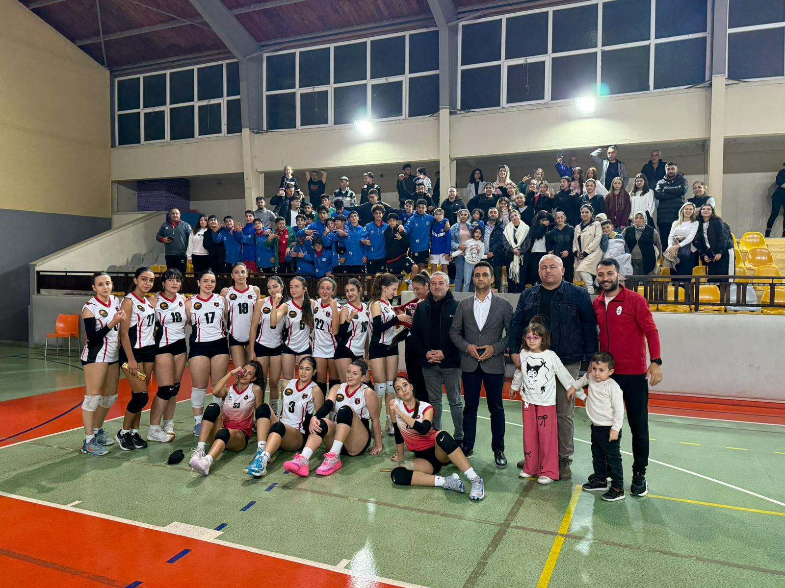 Çiğli Belediyesi Spor Kulübü’nün altyapı voleybol takımları liglerde rüzgar gibi