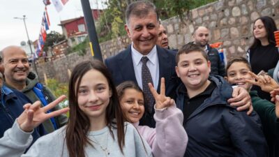 Güzel İzmir Hareketi, Ballıkuyu Mahallesi’ni renklendiriyor. Park açılışı, çocuklara yönelik