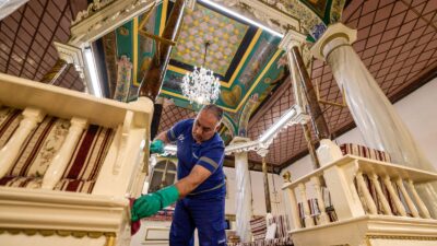 İzmir Büyükşehir Belediyesi'nin 13 yıldır aralıksız sürdürdüğü ibadethane temizliği hizmeti