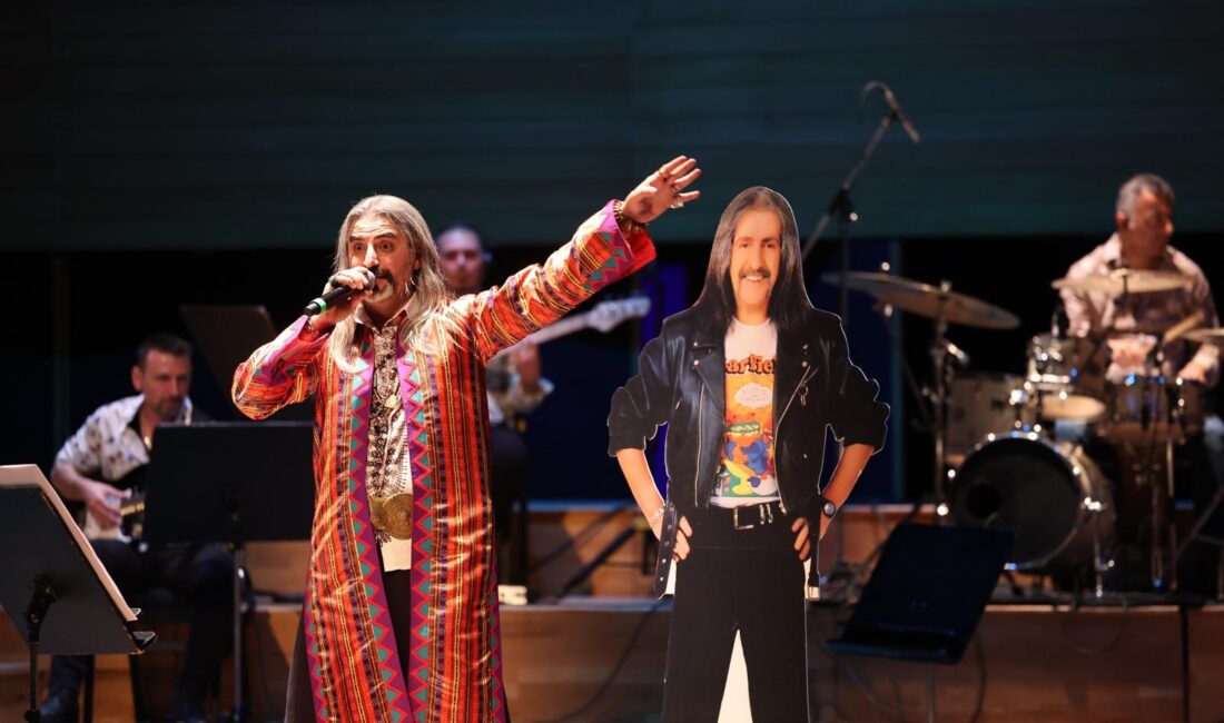 Usta sanatçı Barış Manço, İzmir Büyükşehir Belediyesi Ahmed Adnan Saygun