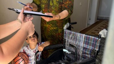 Buca Belediyesi, ilçede yürüttüğü “Kapakları Topluyoruz, Engelleri Aşıyoruz” kampanyası ile