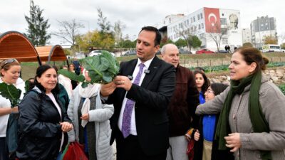 Bornova Belediyesi’nin 6 noktada kurduğu kent bostanlarında kadınlar kışlık sebzelerin