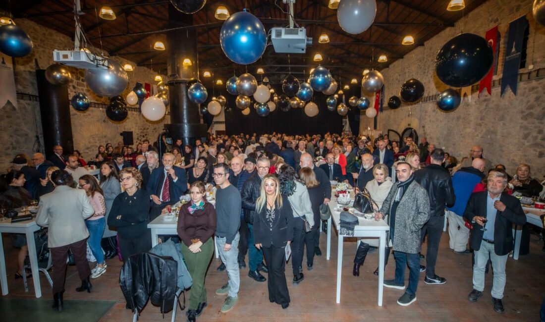 İzmir Gazeteciler Cemiyeti tarafından yeni yılı birlikte karşılamak ve gazetecilerle