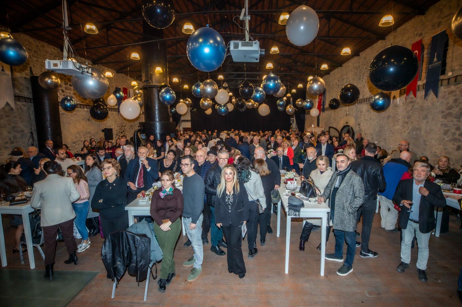 İzmir Gazeteciler Cemiyeti tarafından yeni yılı birlikte karşılamak ve gazetecilerle