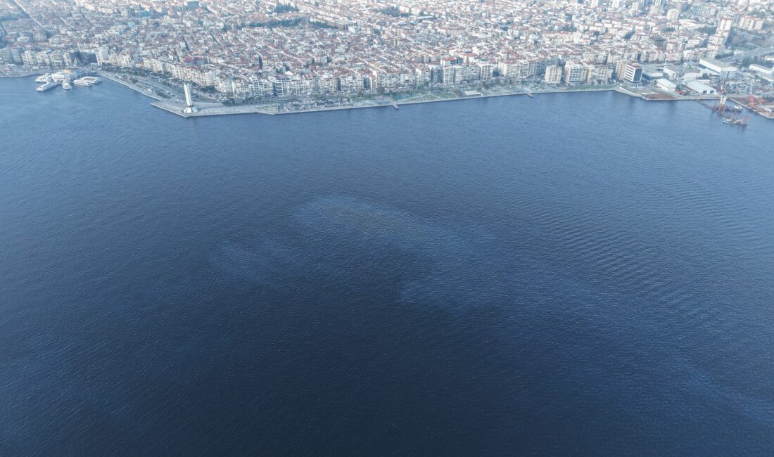 İzmir Körfezi’nde 22 Aralık’ta bir kez daha deniz kirliliği yaşandı.
