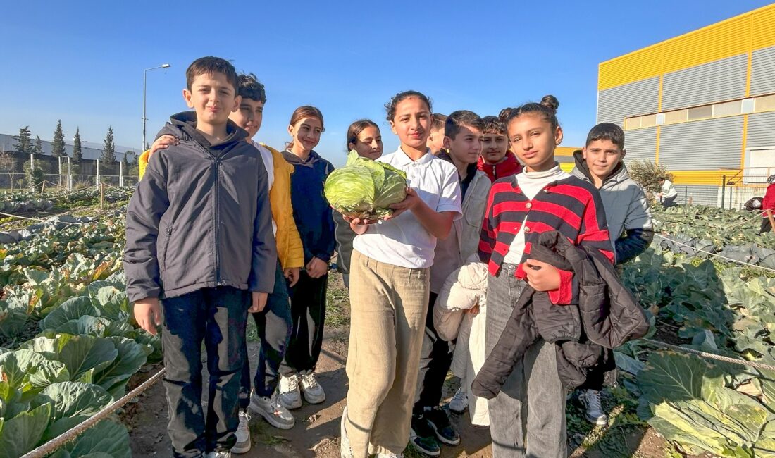 Bornova Belediyesi, Pınarbaşı Güzelcan Ortaokulu öğrencilerini Pınarbaşı Kent Bostanı ve