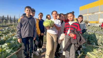 Bornova Belediyesi, Pınarbaşı Güzelcan Ortaokulu öğrencilerini Pınarbaşı Kent Bostanı ve