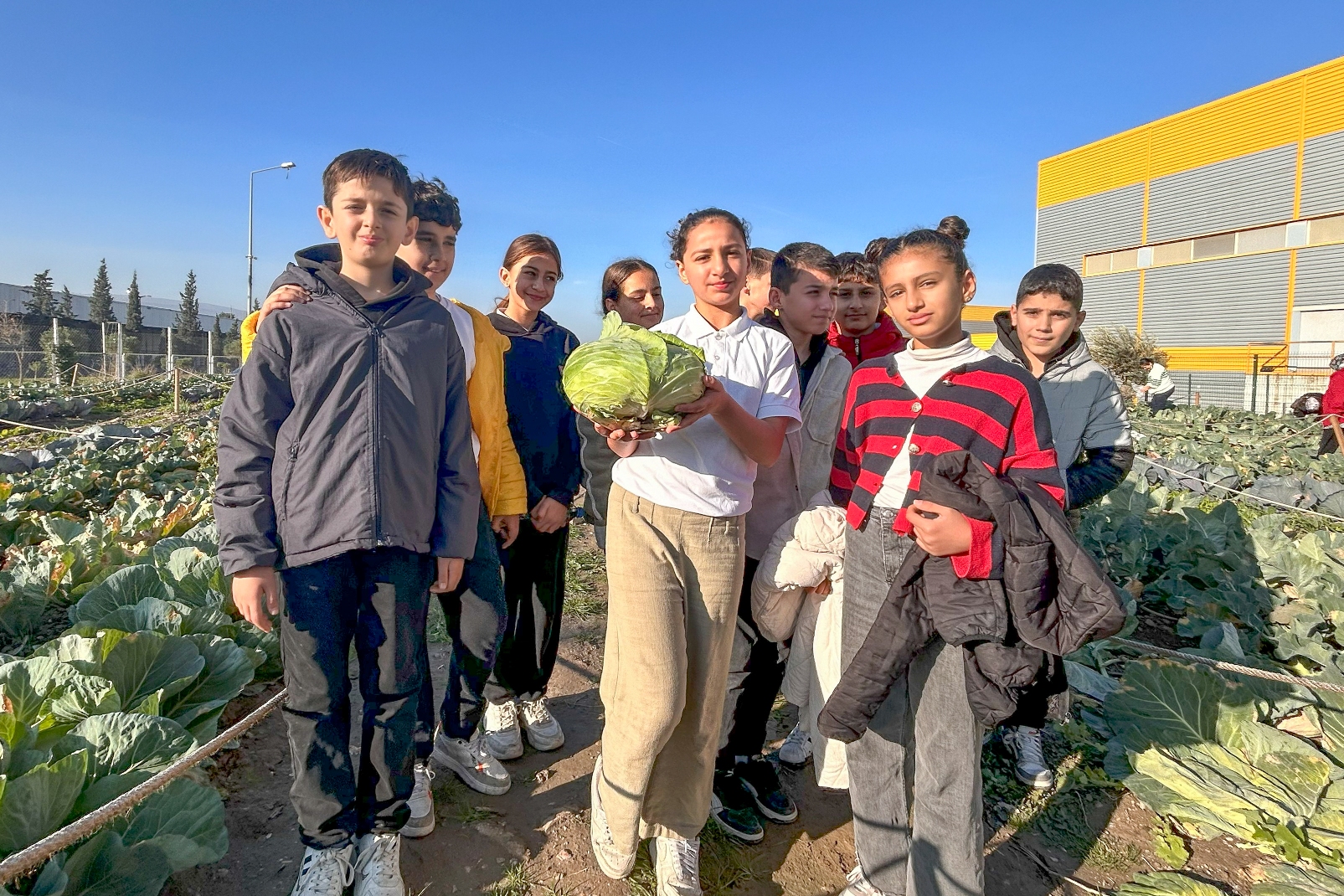 Bornova Belediyesi, Pınarbaşı Güzelcan Ortaokulu öğrencilerini Pınarbaşı Kent Bostanı ve