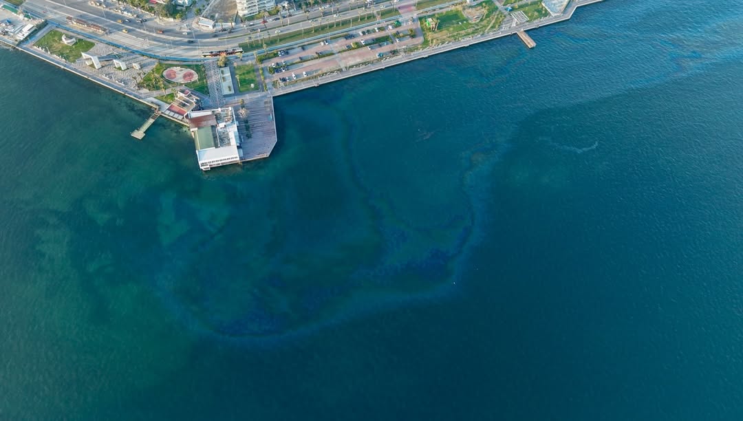 Kentin simgesi olan körfez yine skandal bir kirlilikle gündemde. Peki,