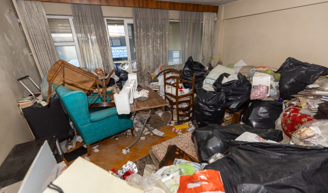 Vatandaşlardan gelen çöp ev ihbarlarını değerlendirerek hızlıca müdahale eden Konak