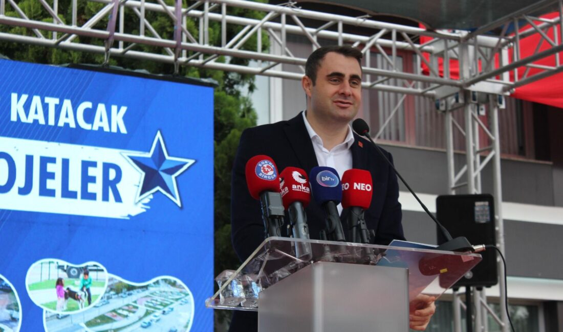 Menderes Belediyesi’nin 5 büyük projesinin toplu açılış töreninde konuşan CHP