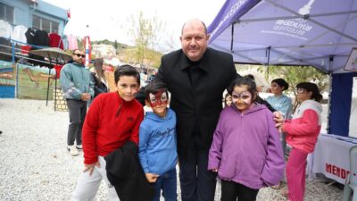 Menderes Belediyesi tarafından Özdere Cumhuriyet Mahallesi’nde gerçekleştirilen yılbaşı pazarı büyük ilgi