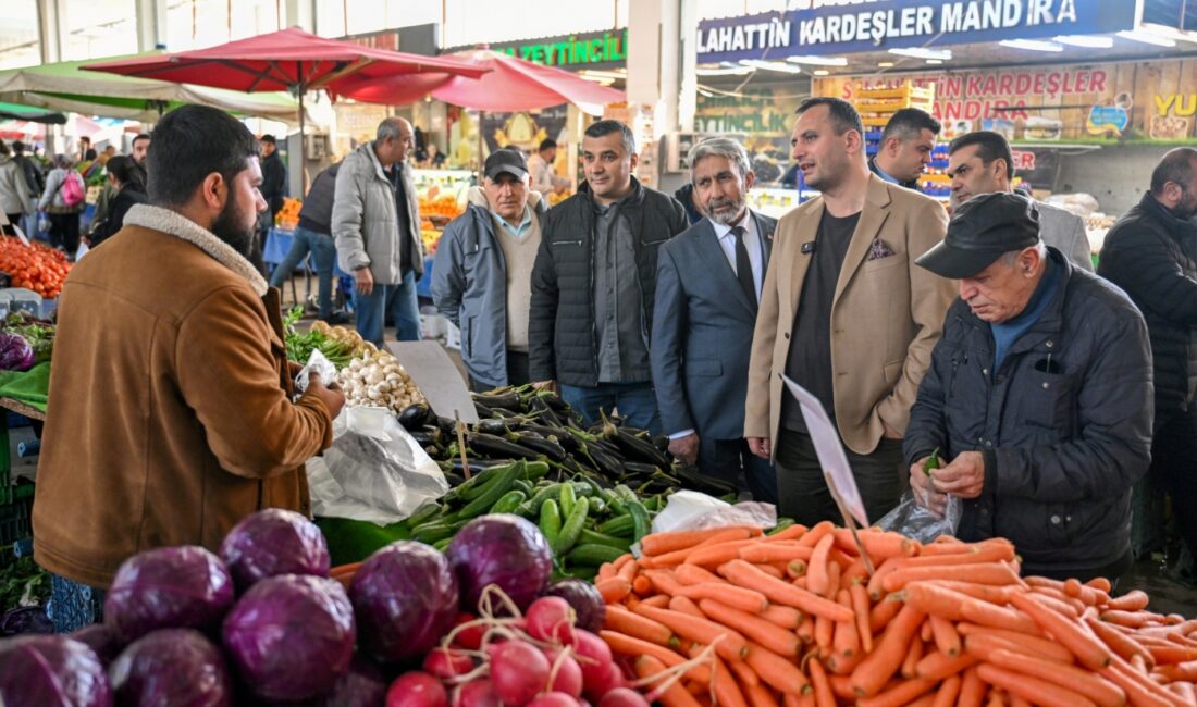 Bornova Belediye Başkanı Ömer Eşki, İnönü Mahallesi Pazaryeri’nde esnaf ve
