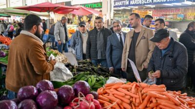 Bornova Belediye Başkanı Ömer Eşki, İnönü Mahallesi Pazaryeri’nde esnaf ve
