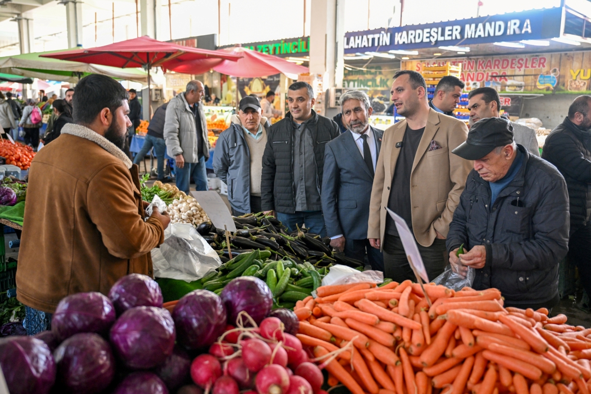 Bornova Belediye Başkanı Ömer Eşki, İnönü Mahallesi Pazaryeri’nde esnaf ve