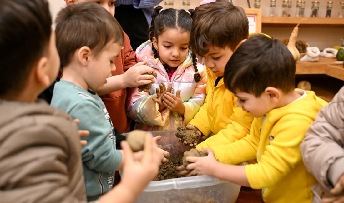 Bornova’da 3-6 yaş arası çocuklar, Yerel Tohum Merkezi’nde toprağa dokunarak