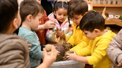 Bornova’da 3-6 yaş arası çocuklar, Yerel Tohum Merkezi’nde toprağa dokunarak