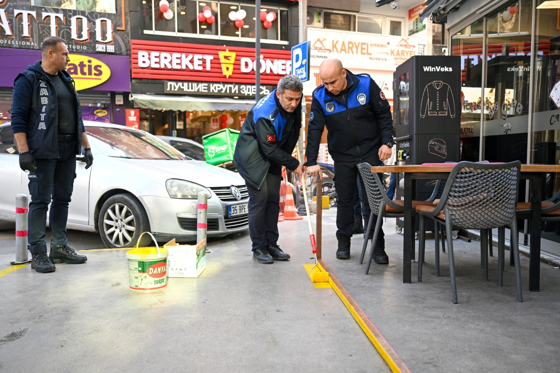 Bornova Belediyesi Zabıta ekipleri, ilçenin en yoğun bölgelerinden olan Küçükpark’ta