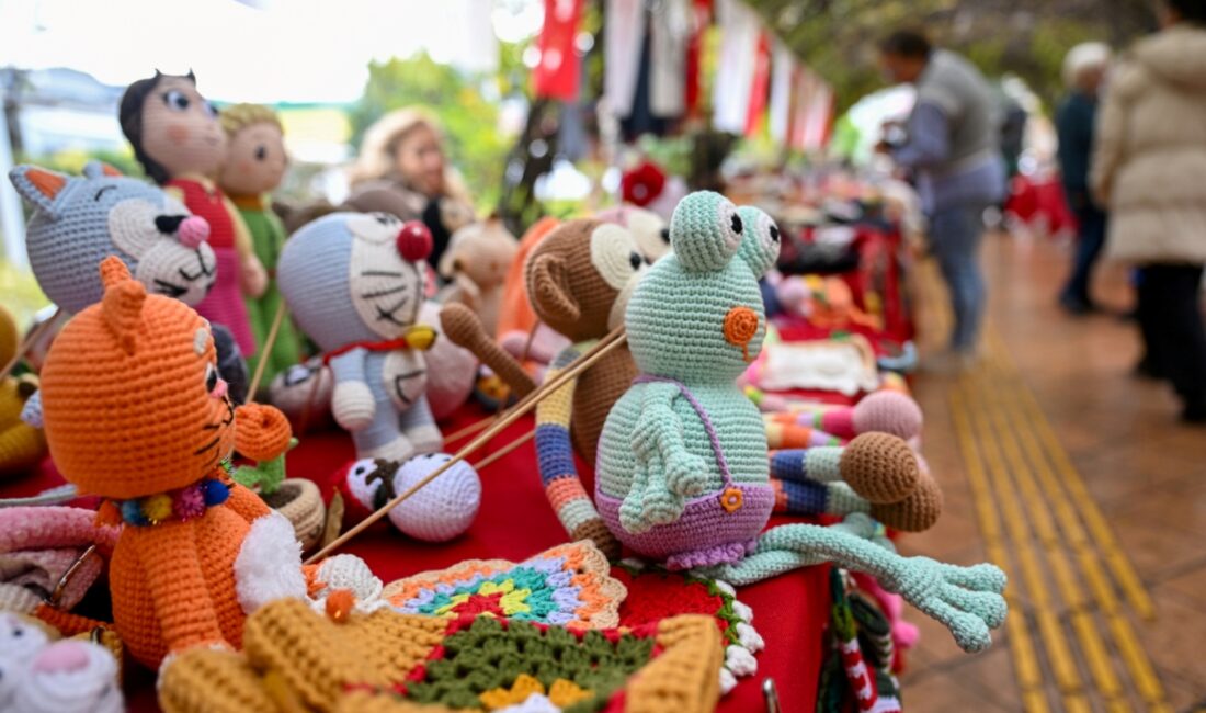 Sarmaşıklı Yol'da stantlar kuruldu, alışveriş heyecanı başladı. Bornova'nın en renkli