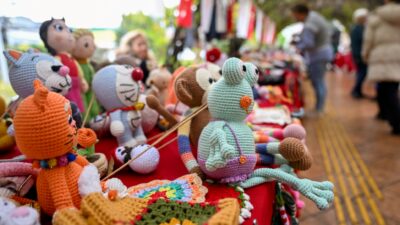 Sarmaşıklı Yol'da stantlar kuruldu, alışveriş heyecanı başladı. Bornova'nın en renkli