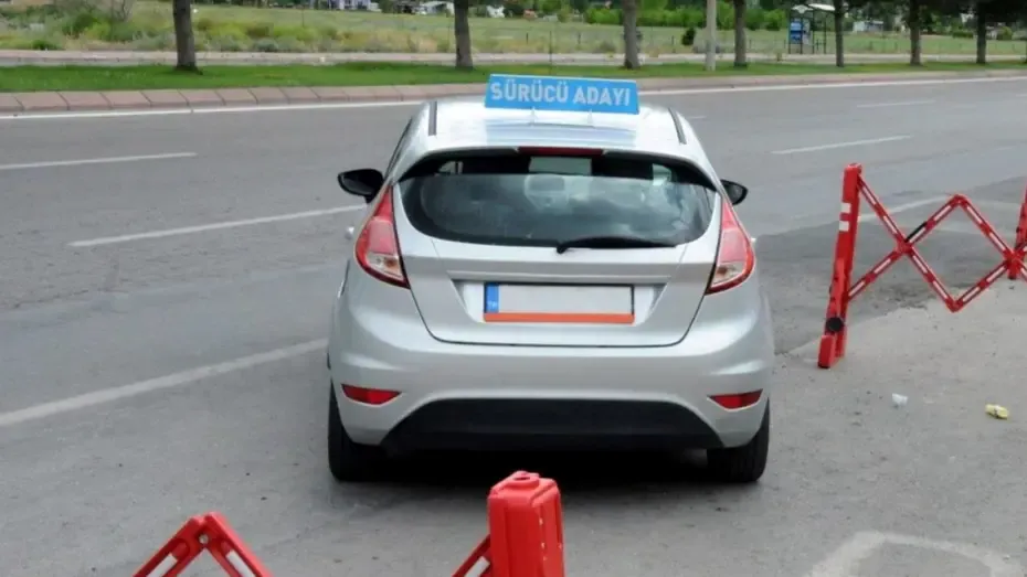 Anayasa Mahkemesi, aday sürücülerin belgesinin iptaline ilişkin kanun maddesini Anayasaya