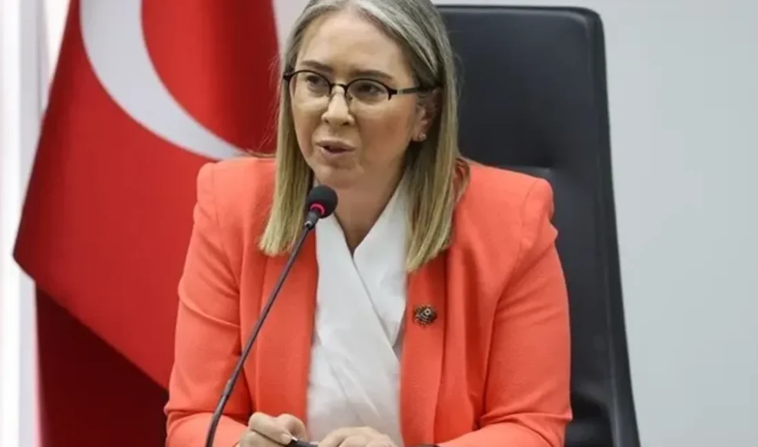 İzmir siyasetinde ‘boş çerçeve’ polemiği, karşılıklı açıklamalarla devam ediyor. AK