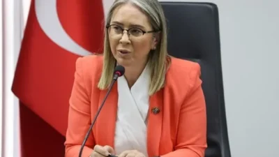 İzmir siyasetinde ‘boş çerçeve’ polemiği, karşılıklı açıklamalarla devam ediyor. AK