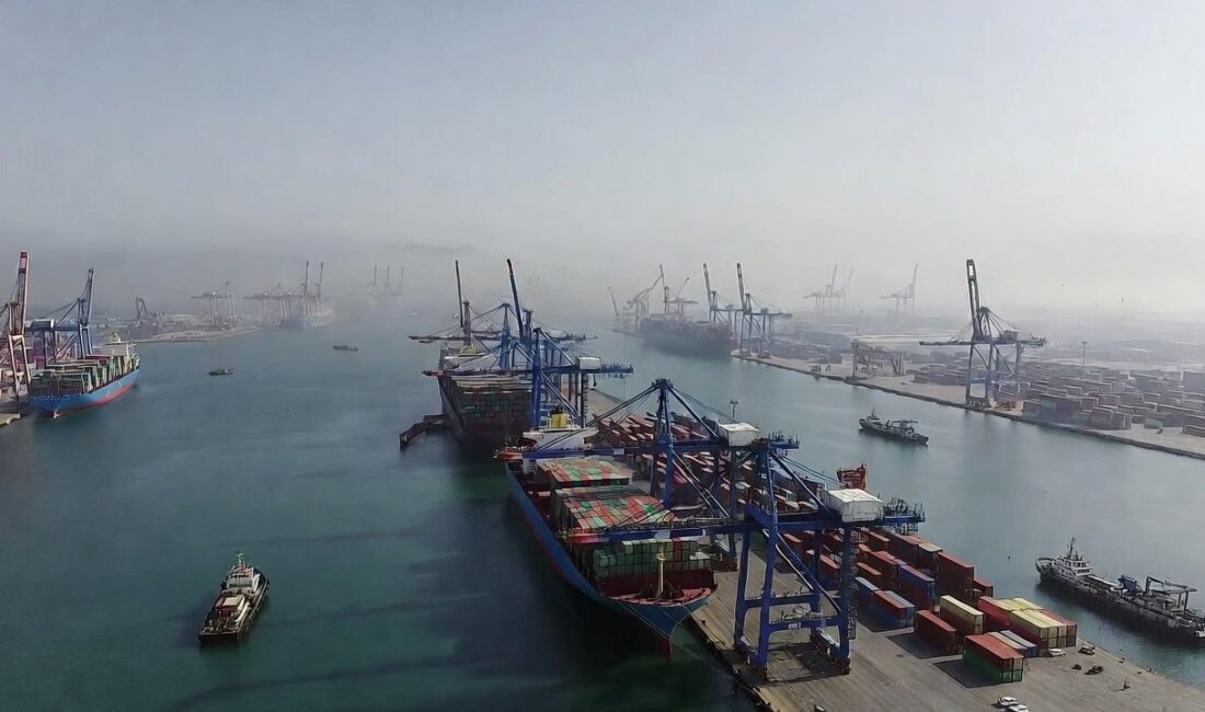 İzmir Büyükşehir Belediye Başkanı Dr. Cemil Tugay, özelleştirme tartışmalarıyla gündemden